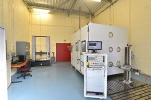 Enceint clim et machine de traction-compression © Valutec – crédit photo